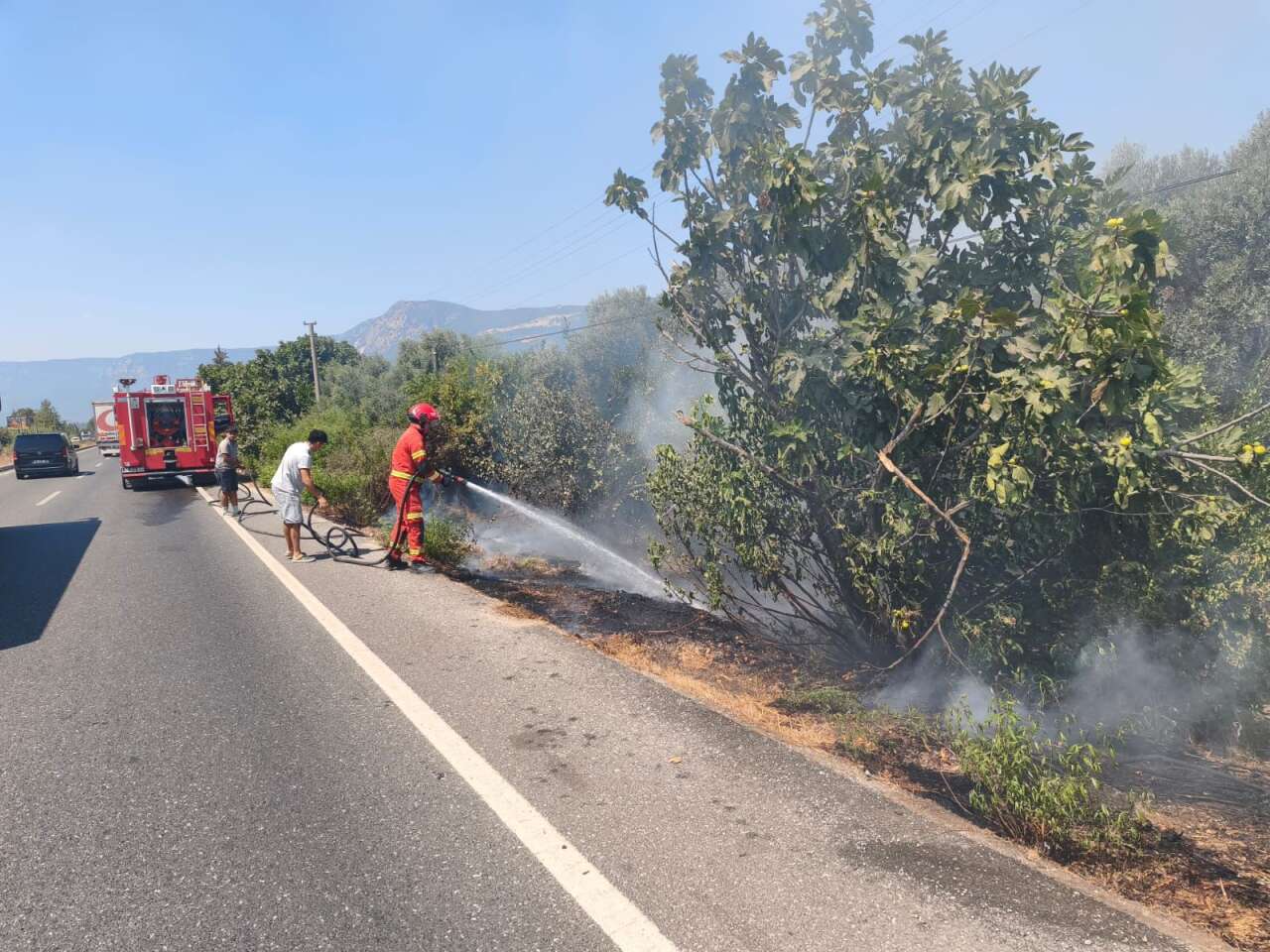 Ula’da Yol Kenarındaki Kuru Otlar Alev Aldı 1